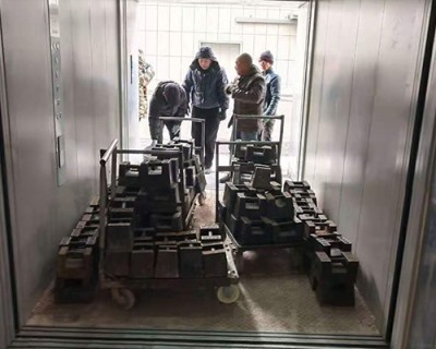 載荷試驗(yàn)使用砝碼累計(jì)重量30余噸驗(yàn)收現(xiàn)場